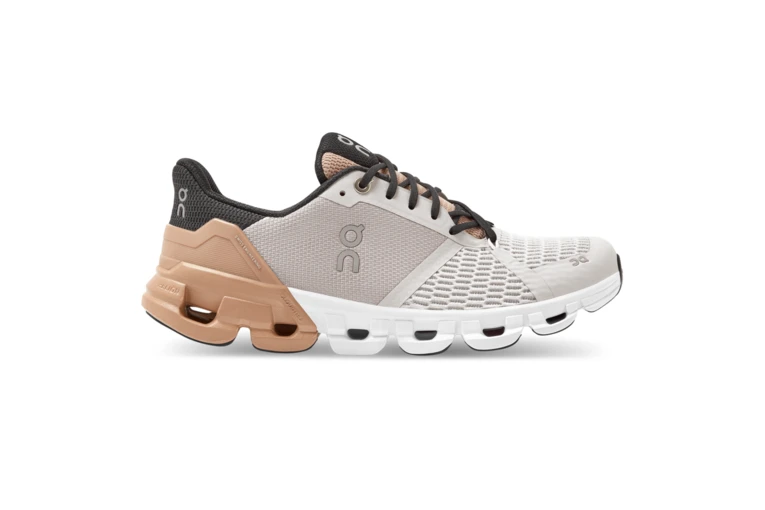 On Cloudflyer Loopschoen Wit/beige Dames