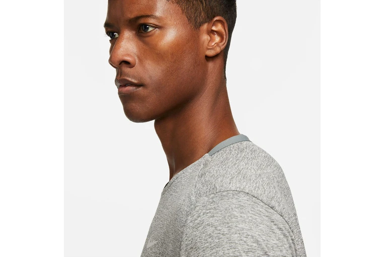 Nike Dri-FIT Rise 365 Hardlooptop Smoke Grey Heren - Image 4